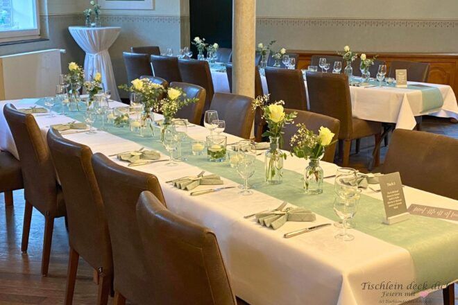 Tischdeko Hochzeit mit Eukalyptus, Rosen und Schleierkraut