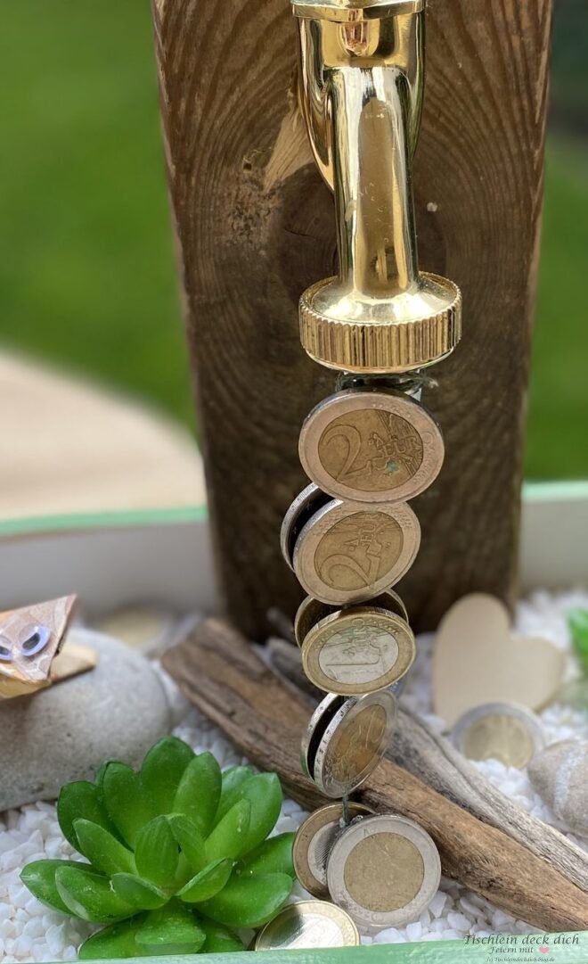 Euro Münzen am Wasserhahn für Geldgeschenk