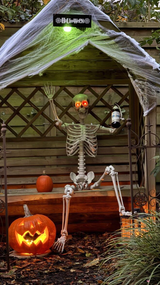 Halloween Skelett in der Gartenlaube