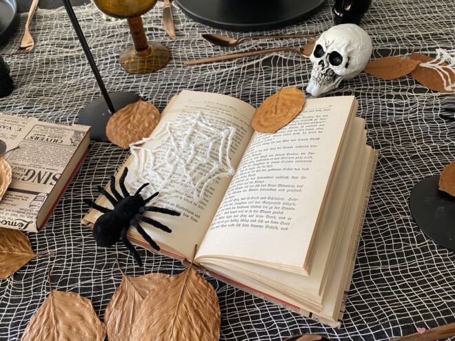 Halloween Tafel dekorieren mit alten Büchern