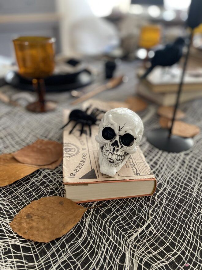Totenkopf Dekoration als Tischdeko für Halloween