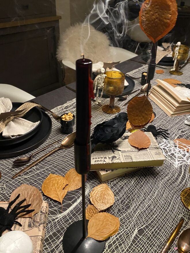 blutende schwarze Kerzen für die Halloween Tafel