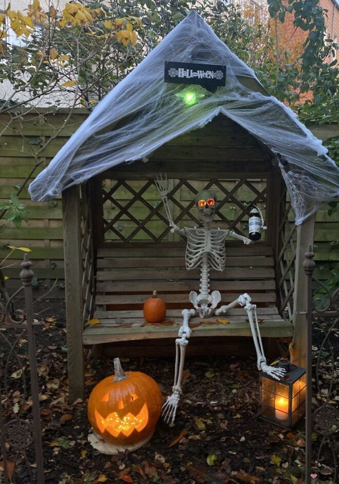 Gartendekoration fuer Halloween