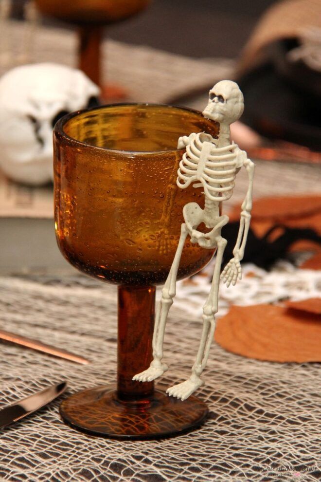 kleines Skelett am Weinglas für die Halloween Party