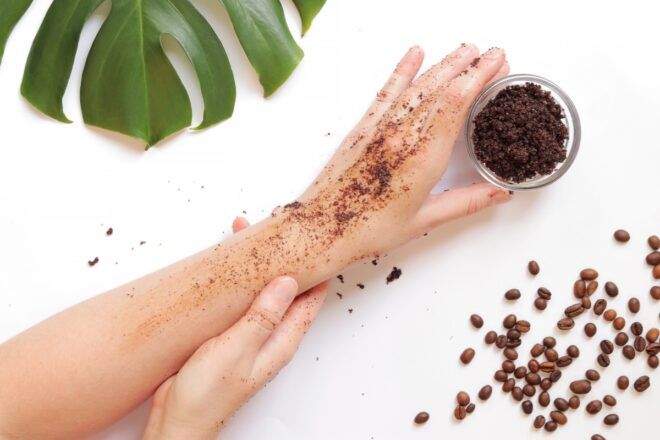Handpeeling mit Kaffee